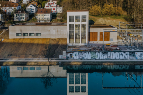 renoviertes industrie Gebäude am Fluss