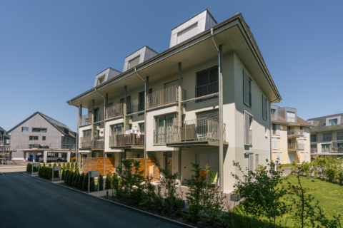 Neubau Wohnüberbauung Worben mit Balkonen und Gartenplatz