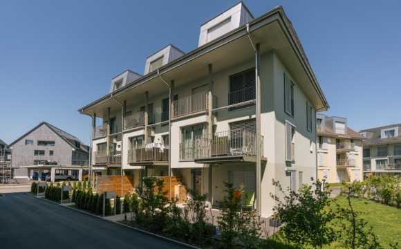Neubau Wohnüberbauung Worben mit Balkonen und Gartenplatz