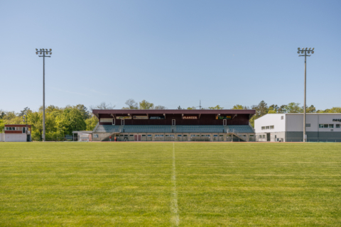 Sportplatz mit Tribüne